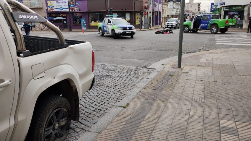 Una moto y una camioneta chocaron en pleno centro