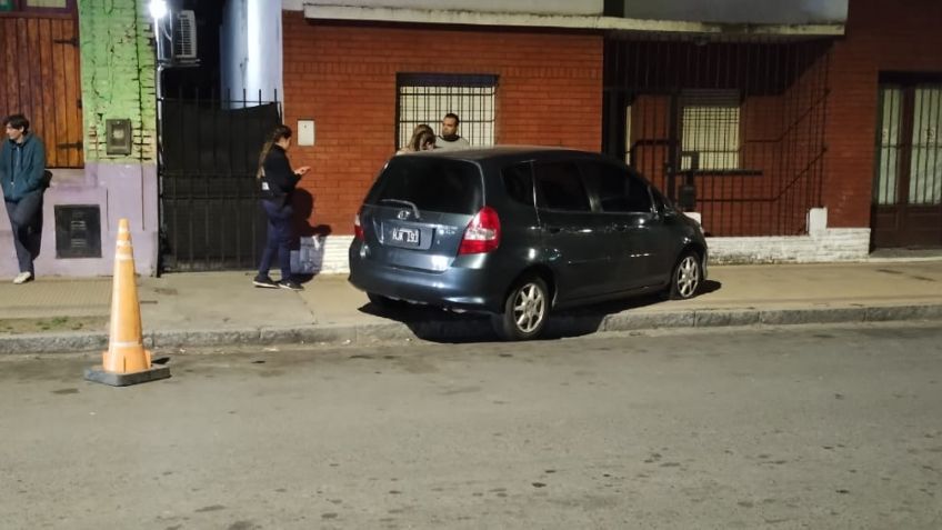 Perdió el control del auto, subió a la vereda y atropelló a un peatón
