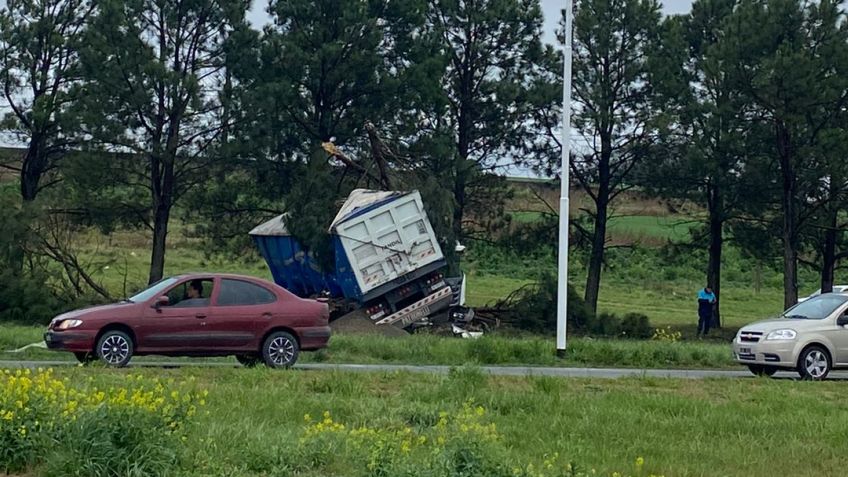 Camión se despistó en la rotonda de Ruta 226 y 30