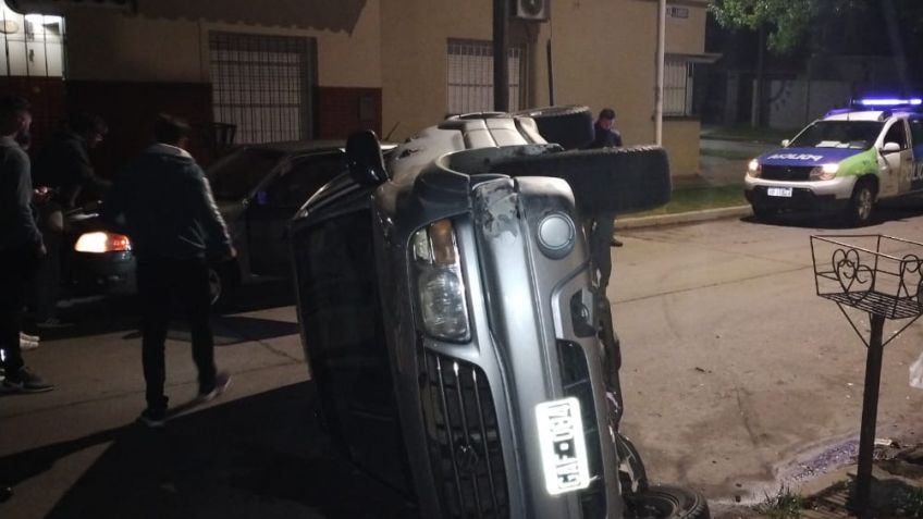 Chocó con un auto estacionado y volcó