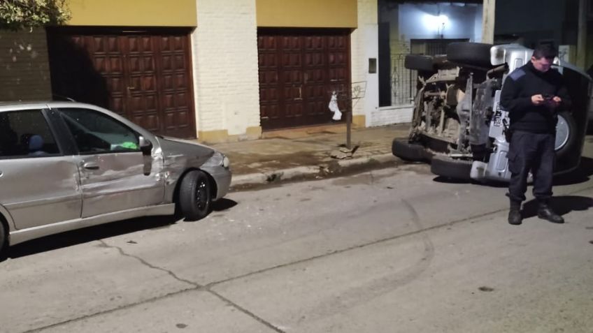 Chocó con un auto estacionado y volcó