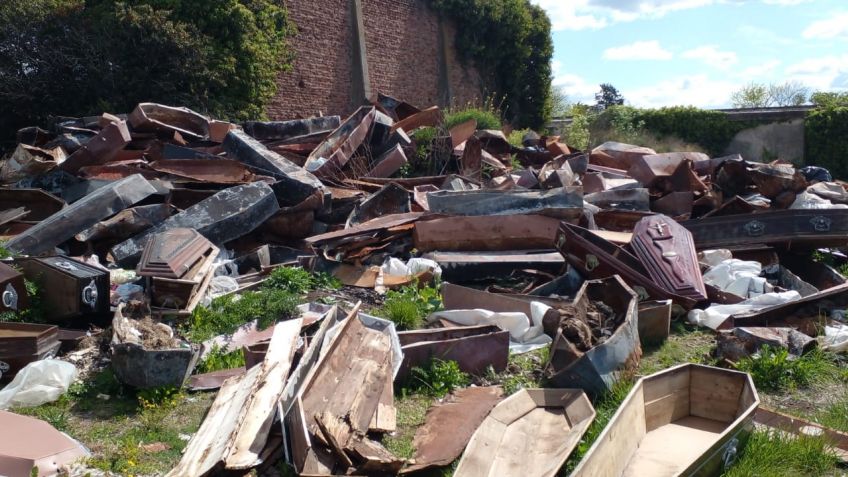 Sorpresa por "montaña" de ataúdes tirados en el Cementerio Municipal