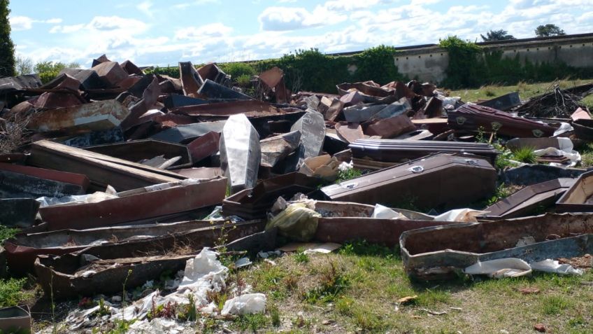 Sorpresa por "montaña" de ataúdes tirados en el Cementerio Municipal