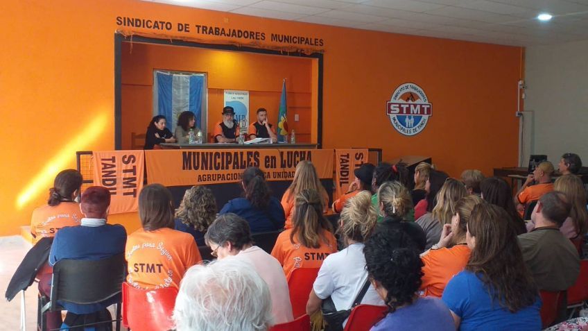 Trabajadores municipales acordaron un aumento del ciento por ciento y un bono de 35.000