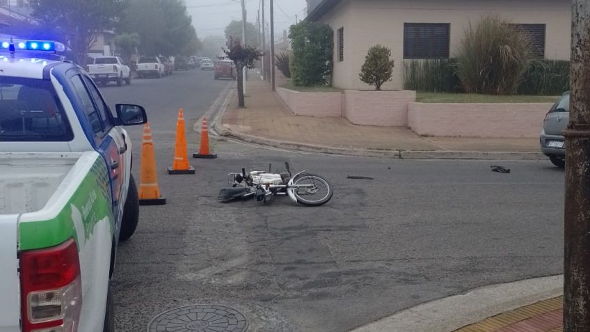 Motociclista resultó ilesa tras colisión con un auto