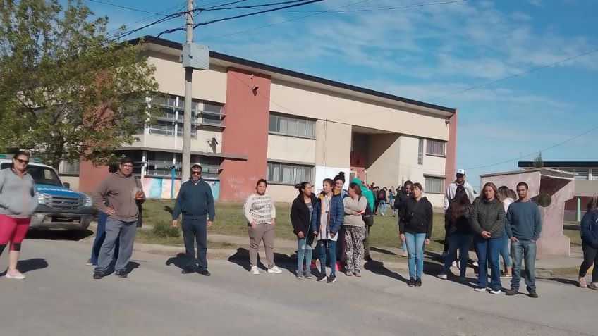 Padres de la Escuela 7 se manifestaron reclamando más seguridad