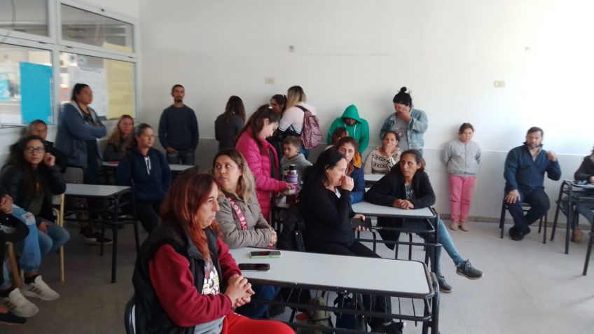 Padres de la Escuela 7 se manifestaron reclamando más seguridad