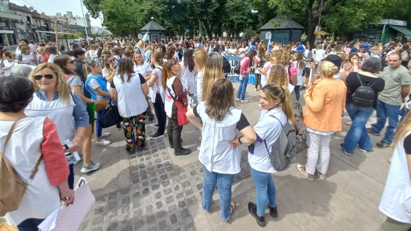 Docentes de Tandil marcharon pidiendo: "Basta de Violencia en las Escuelas"