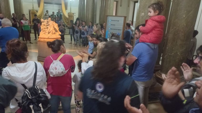 Docentes de instituciones maternales se manifestaron con una presencia inesperada