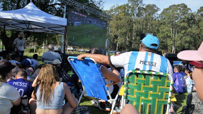 Pantalla gigante y promociones en distintos lugares para alentar a la selección