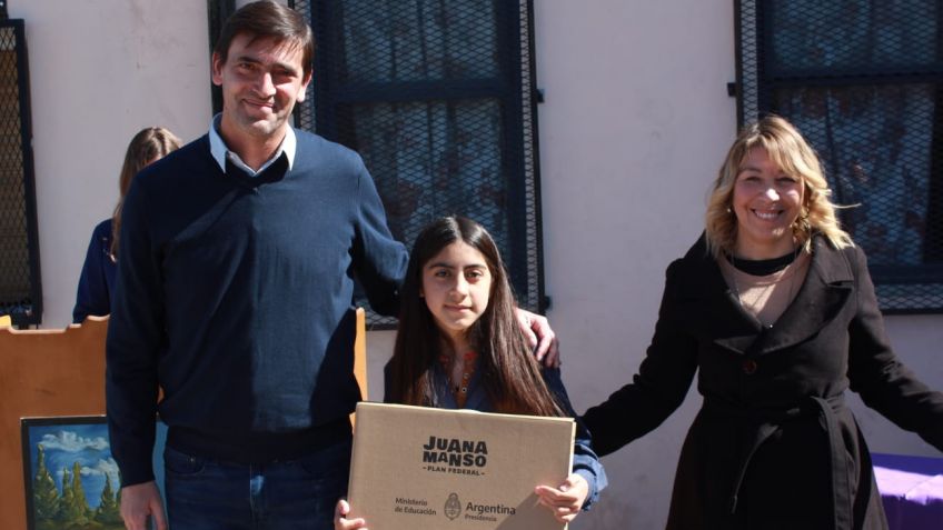 Los estudiantes de segundo año de escuelas secundarias públicas recibieron su Netbook