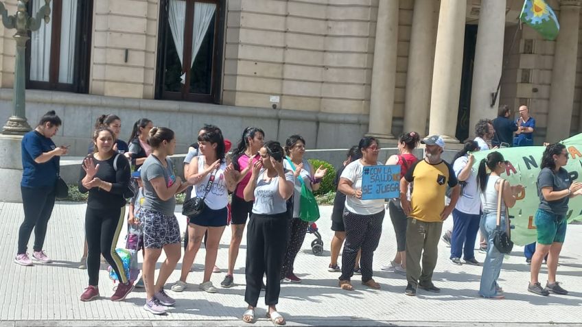 Un grupo de trabajadores de los centros de Salud llevaron su reclamo al Municipio