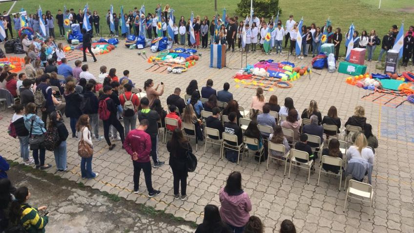 Con la presencia de autoridades educativas se realizó el acto distrital de entrega de kits deportivos