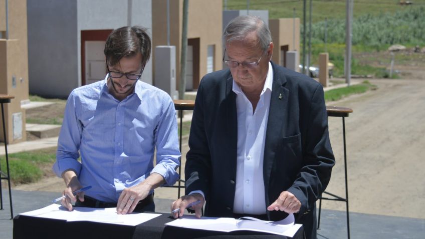 Lunghi y Simone firmaron el convenio para la construcción de 24 viviendas 