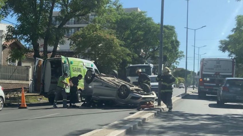 Chocó un auto estacionado y volcó
