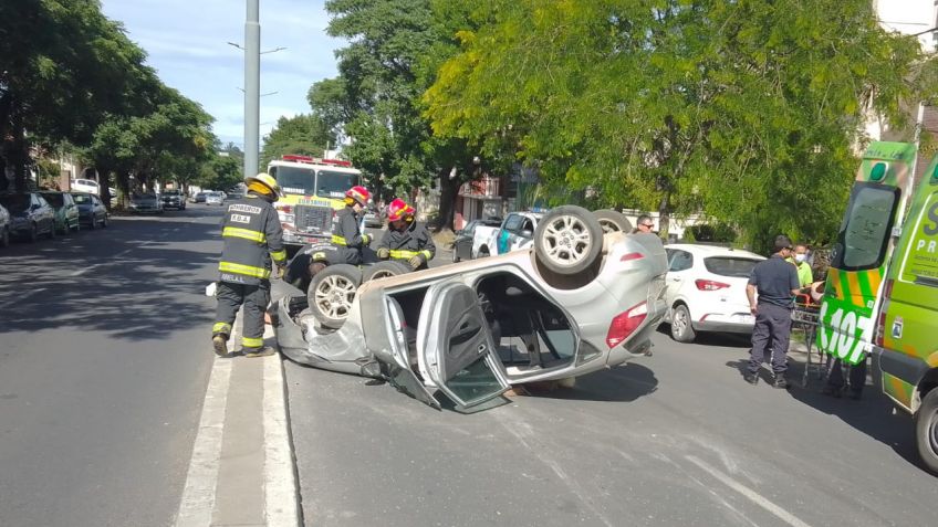 Chocó un auto estacionado y volcó