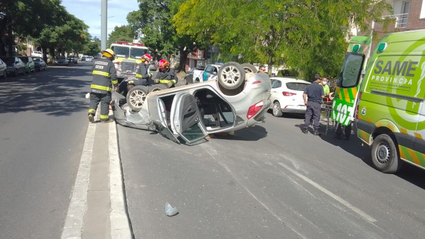 Sufrió diversas lesiones la mujer que volcó su auto en avenida Avellaneda al 1200.