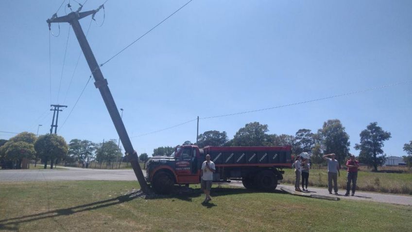 Un camión chocó contra un poste de media tensión y dejó a tres barrios sin luz