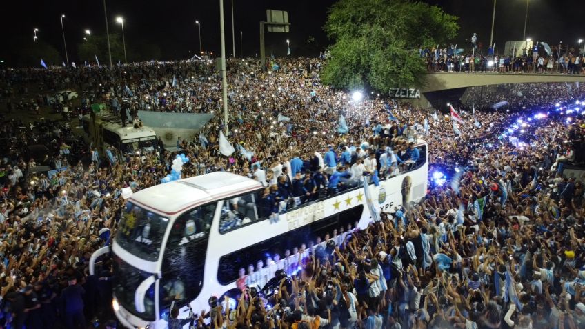 El Plantel Argentino llegó al país con la Copa del Mundo y fue recibido por una multitud