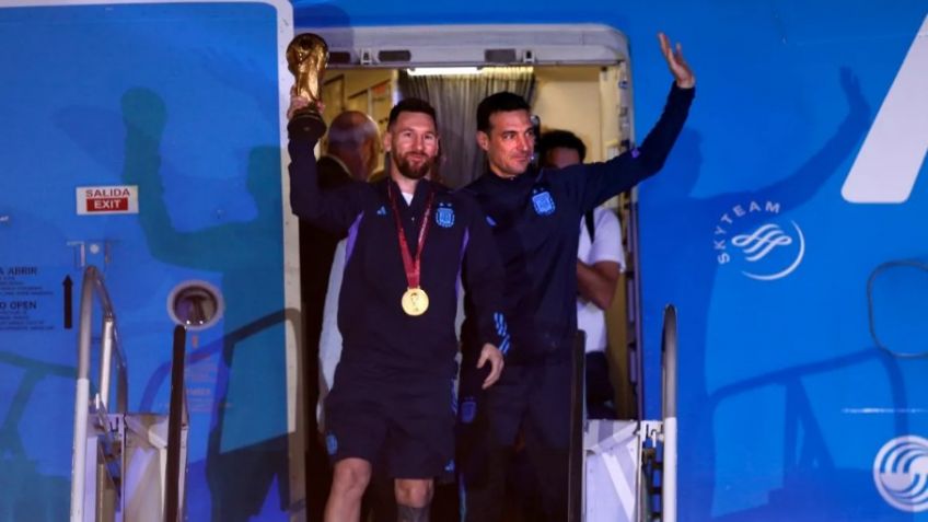 El Plantel Argentino llegó al país con la Copa del Mundo y fue recibido por una multitud