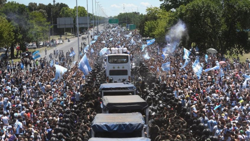 La selección saludó desde el cielo a una imponente multitud