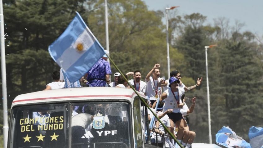 La selección saludó desde el cielo a una imponente multitud