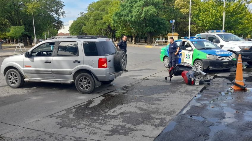 Camioneta y moto chocaron en la zona del Parque Independencia