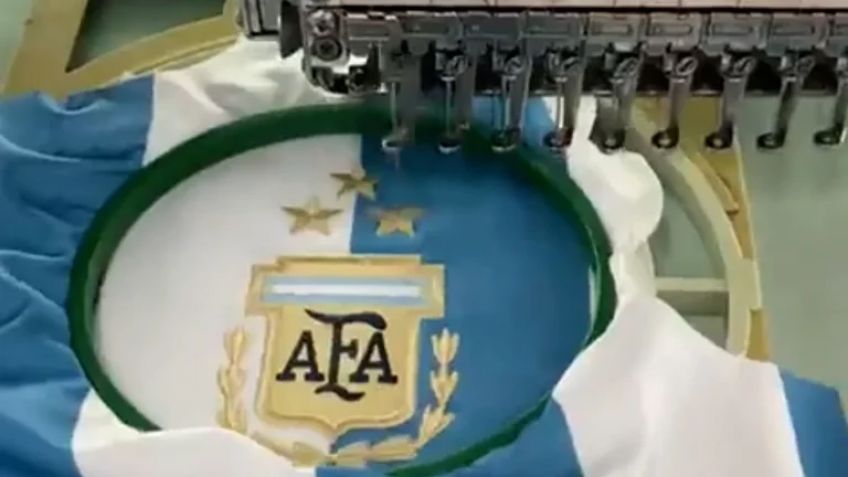 A horas de salir a la venta, se agotaron las camisetas del campeón con tres estrellas