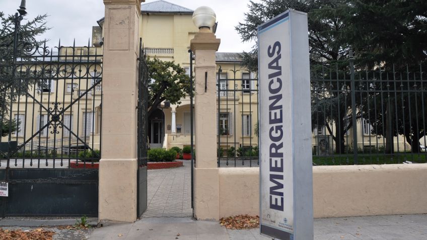 Un joven debió ser hospitalizado luego de caer en su moto en la zona del Lago