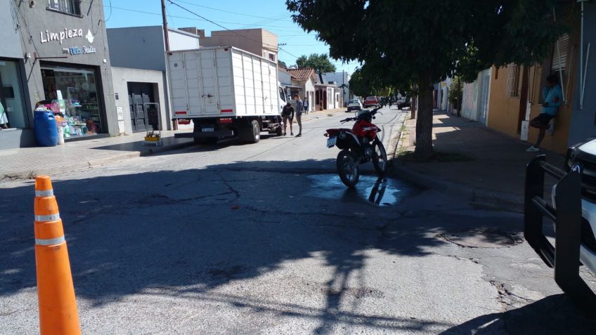 Motociclista derivado al Hospital Santamarina al colisionar con un camión