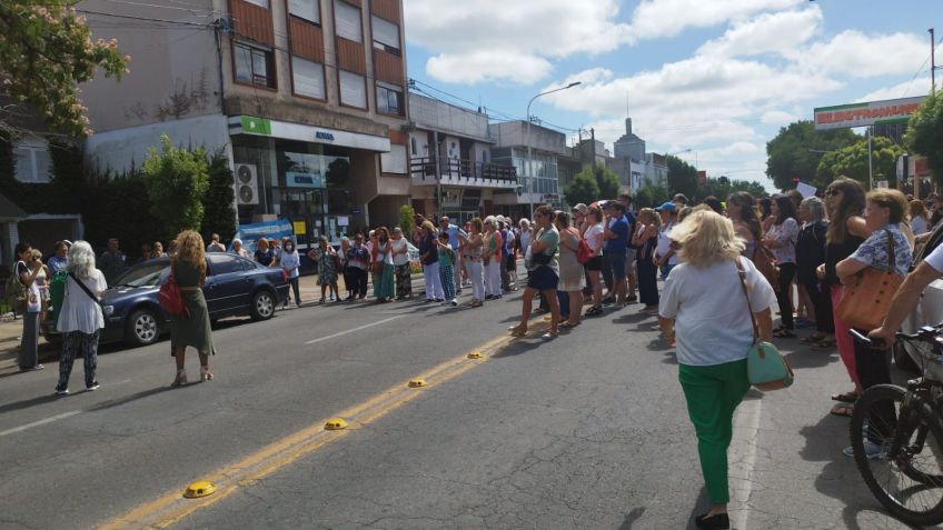 Afiliados a IOMA reclamaron frente a la sede de la Obra Social