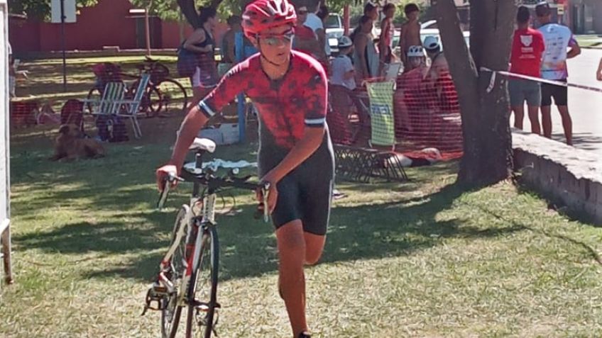 El tandilense Enzo González Toletti se impuso en su categoría en el Triatlón de Azul