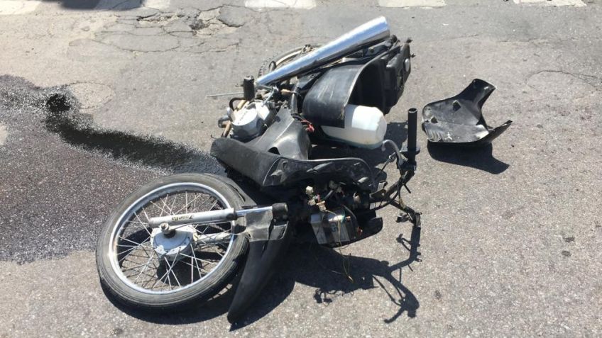 Dos jóvenes quedaron internados tras sufrir golpes en un choque entre una moto y un auto