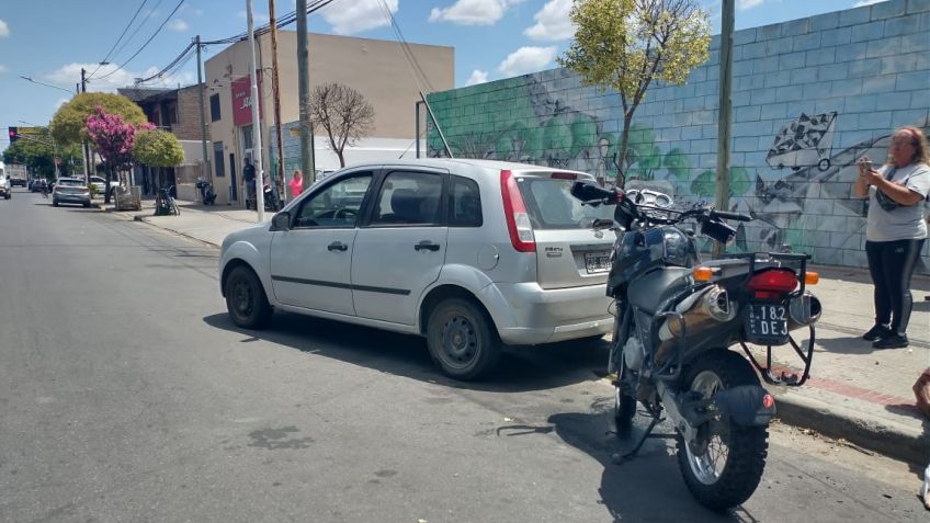 Motociclista embistió a una joven y los dos terminaron en el Hospital Santamarina
