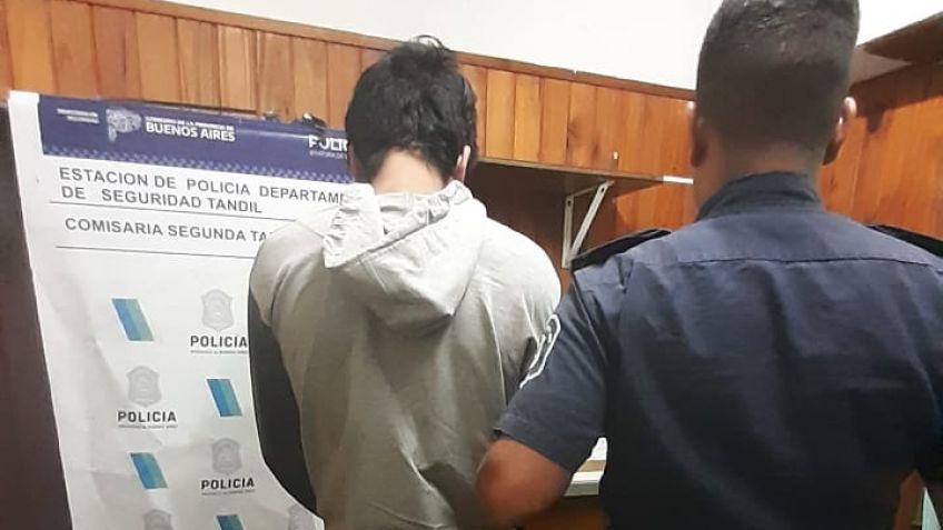 Un hombre llegó a su casa y se encontró con que un joven estaba robando