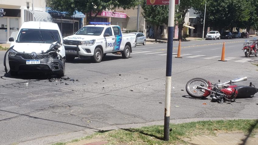 Fortísimo choque entre un utilitario y una moto en Marconi y 11 de Septiembre