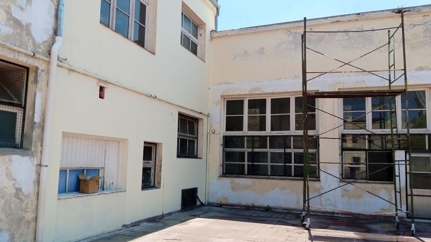 La Cooperadora de la Escuela 2 lleva adelante trabajos de hidralavado y pintura en el patio