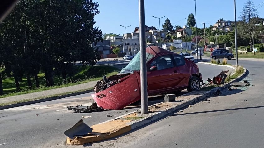 Un auto chocó violentamente contra una columna en la zona del Lago