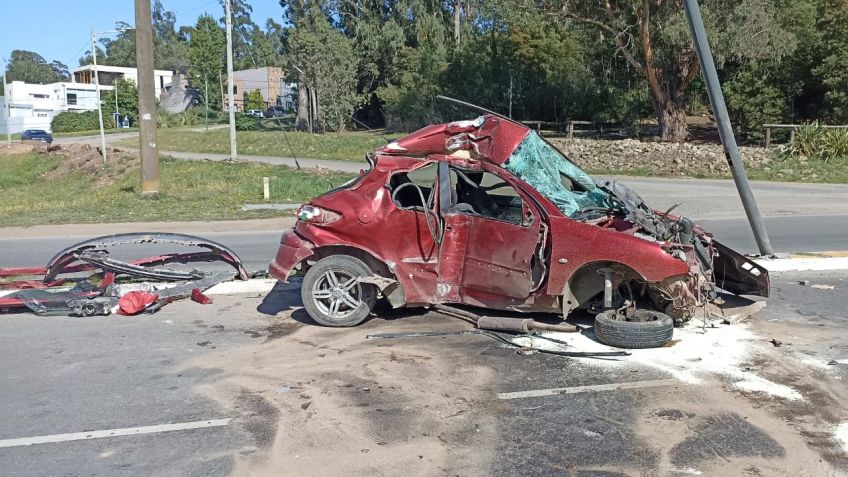 Un auto chocó violentamente contra una columna en la zona del Lago
