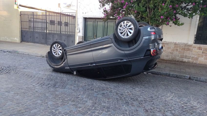 Vuelco en calle Alem al 1200