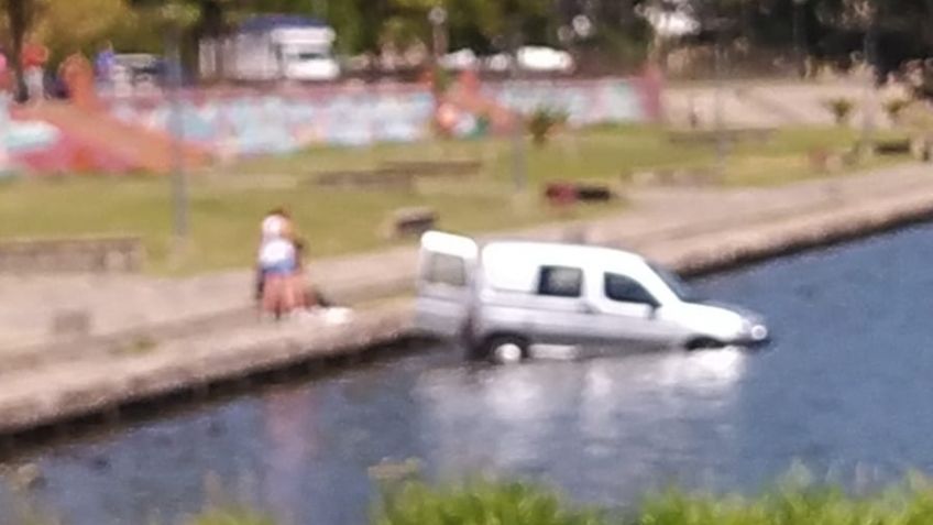 Una camioneta cayó al Lago del Fuerte