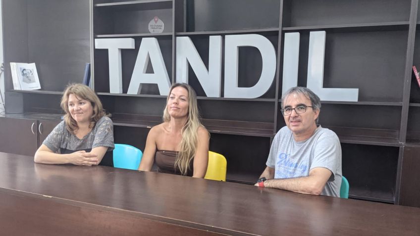 Micaela Saconi, Directora de Cultura del Municipio, Leticia Garce y Jorge Bertrand, cantantes que actuarán en Día de los Enamorados.