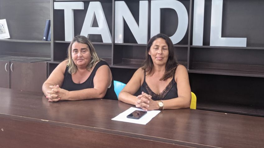 Andrea Pezzi, Delegada Municipal de Gardey y Luján Britos, Coordindora de Espacios Culturales, dando detalles de lo que sucederá.