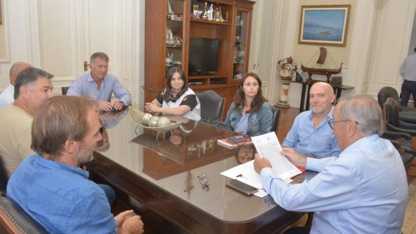 Se firmó el contrato para la construcción del playón deportivo en Cerro Leones