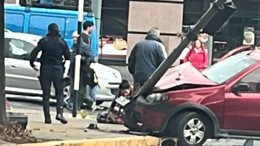 Automovilista impactó contra un semáforo en Santamarina y España