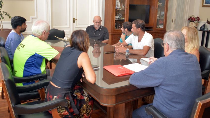 Se firmó el contrato para instalar la nueva superficie sintética en la pista de atletismo municipal