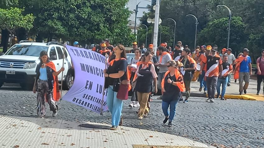 Trabajadores sociales del Municipio se manifestaron en la puerta del Palacio Municipal