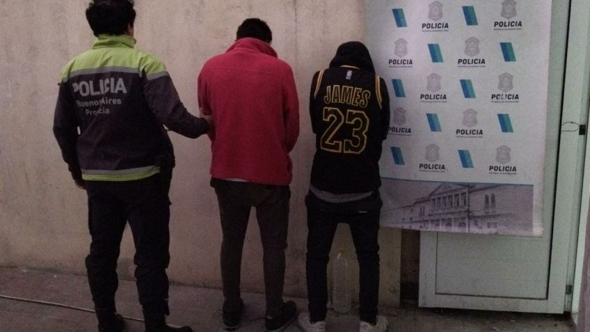 Detienen a dos sujetos por robo a mano armada