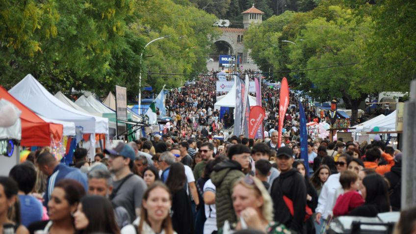 Miles de personas recorren la Feria de Artesanos de Semana Santa