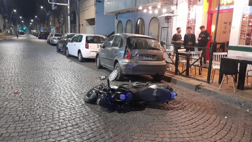 Motociclista resultó ileso tras chocar con un auto estacionado